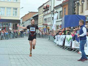 AKCJA FIRMY ŻYWIEC ZDRÓJ, GŁÓWNEGO PARTNERA PODCZAS PÓŁMARATONU ŻYWIECKIEGO - zdjęcie15