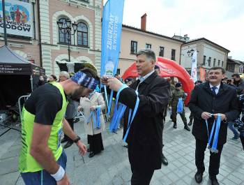 AKCJA FIRMY ŻYWIEC ZDRÓJ, GŁÓWNEGO PARTNERA PODCZAS PÓŁMARATONU ŻYWIECKIEGO - zdjęcie20