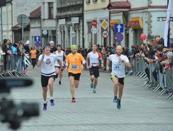 AKCJA FIRMY ŻYWIEC ZDRÓJ, GŁÓWNEGO PARTNERA PODCZAS PÓŁMARATONU ŻYWIECKIEGO - zdjęcie21