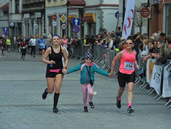 AKCJA FIRMY ŻYWIEC ZDRÓJ, GŁÓWNEGO PARTNERA PODCZAS PÓŁMARATONU ŻYWIECKIEGO - zdjęcie25